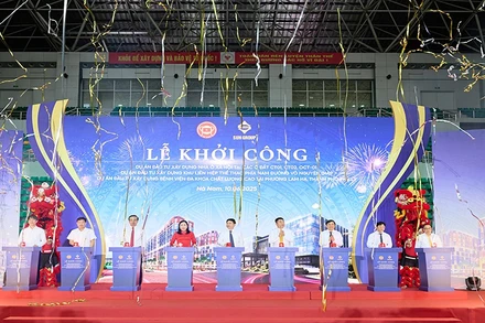 Các đồng chí lãnh đạo tỉnh Hà Nam và Tập đoàn Sun Group thực hành nghi thức khởi công các dự án.