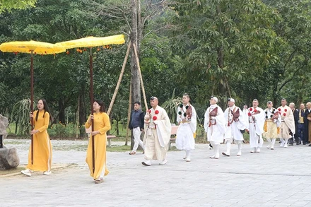 Đoàn rước từ chùa Tam Chúc sang chùa Ba Sao.