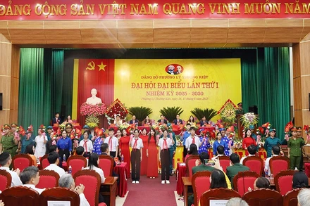 Đoàn Đại biểu các tầng lớp Nhân dân chúc mừng Đại hội phường Lý Thường Kiệt.