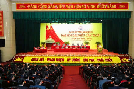 Quang cảnh phiên trù bị Đại hội Đảng bộ tỉnh Ninh Bình lần thứ nhất.