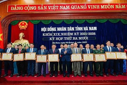 Nhiều tập thể, cá nhân có thành tích xuất sắc trong hoạt động của Hội đồng nhân dân tỉnh Hà Nam khóa 19, nhiệm kỳ 2021-2026 đã được biểu dương, khen thưởng.