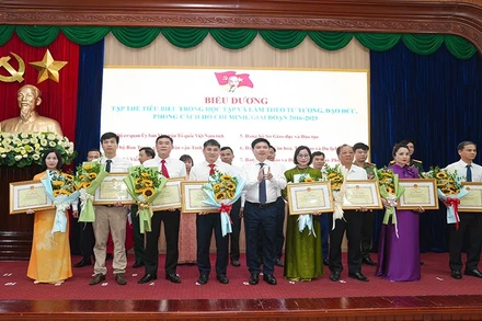 Đồng chí Bí thư Tỉnh ủy Trương Quốc Huy trao tặng Bằng khen cho các tập thể tiêu biểu trong học tập và làm theo tư tưởng, đạo đức, phong cách Hồ Chí Minh, giai đoạn 2016-2025.