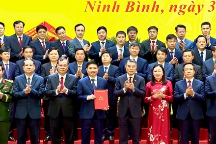 Đồng chí Lê Minh Hưng, Ủy viên Bộ Chính trị, Bí thư Trung ương Đảng, Trưởng Ban Tổ chức Trung ương trao Quyết định của Bộ Chính trị về việc thành lập Đảng bộ tỉnh Ninh Bình.