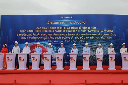 Phó Thủ tướng Trần Hồng Hà và các đại biểu thực hiện nghi thức khởi công Dự án Xây dựng khu tái định cư trên địa bàn phường Đồng Văn, tỉnh Ninh Bình.