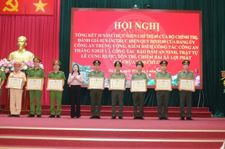 Đồng chí Phó Bí Thư Thường trực tỉnh ủy Hà Nam trao tặng Bằng khen của Chủ tịch Ủy ban nhân dân tỉnh cho các tập thể có thành tích xuất sắc trong thực hiện Chỉ thị số 05 của Bộ Chính trị.
