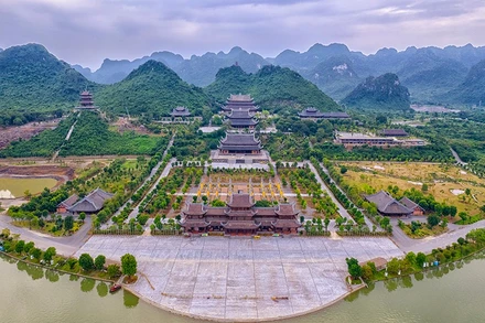 Quần thể Danh thắng Tam Chúc tọa lạc tại phường Tam Chúc, tỉnh Ninh Bình.