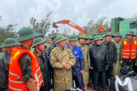 Phó Thủ tướng Chính phủ Trần Hồng Hà và Đoàn công tác đã tới kiểm tra công tác khắc phục hậu quả tại kè Hải Thịnh 3, trên tuyến đê biển Hải Hậu, xã Hải Thịnh, tỉnh Ninh Bình bị sạt sập do ảnh hưởng của cơn bão số 10.