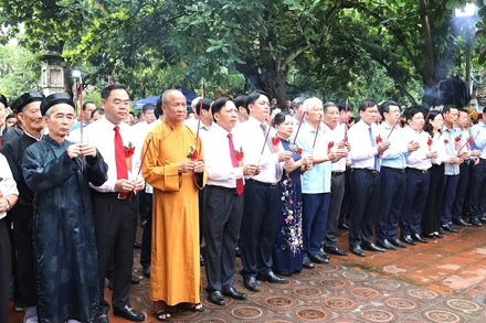 Các đại biểu dự lễ dâng hương.
