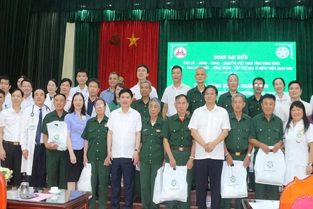 Đồng chí Trương Quốc Huy, Bí thư Tỉnh ủy, Trưởng đoàn Đại biểu Quốc hội tỉnh Ninh Bình cùng Ban lãnh đạo Bệnh viện Bạch Mai tặng quà tri ân các đồng chí thương binh, bệnh binh đang điều dưỡng tại Trung tâm Điều dưỡng thương binh Kim Bảng.