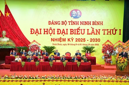 Đoàn Chủ tịch Đại hội.