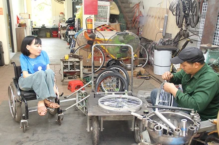 Chị Nga trao đổi với người đồng hành về ý tưởng thiết kế xe ba bánh cho người khuyết tật.