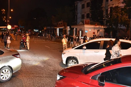 Lực lượng Cảnh sát giao thông Công an tỉnh Ninh Bình tham gia phân luồng bảo đảm an toàn giao thông các khu, điểm du lịch trong dịp nghỉ lễ.