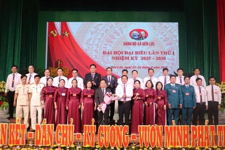 Ban Chấp hành Đảng bộ xã Bến Lức ra mắt Đại hội.