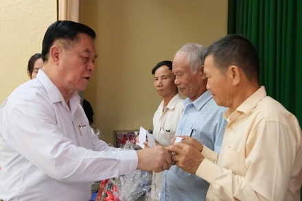 Ủy viên Bộ Chính trị, Trưởng ban Tuyên giáo và Dân vận Trung ương Nguyễn Trọng Nghĩa trao quà cho gia đình chính sách.