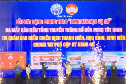 Lãnh tỉnh và các sở, ngành ấn nút phát động phong trào bình dân học vụ số.