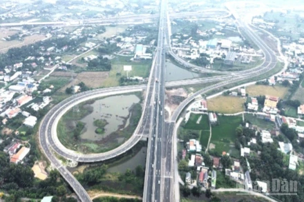 Nút giao đường Vành đai 3 Thành phố Hồ Chí Minh với cao tốc Bến Lức-Long Thành và Thành phố Hồ Chí Minh-Trung Lương. 