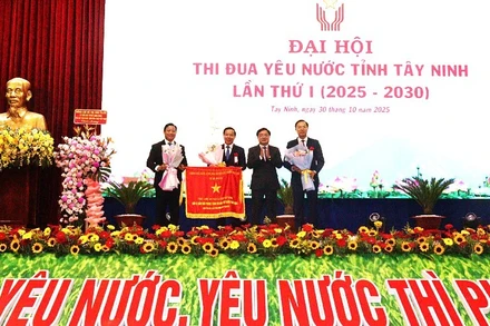 Bí thư Tỉnh ủy Tây Ninh Nguyễn Văn Quyết, thừa ủy quyền của Thủ tướng Chính phủ trao tặng Cờ thi đua của Chính phủ và hoa chúc mừng tỉnh Tây Ninh.