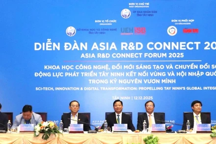 Lãnh đạo tỉnh Tây Ninh và nhà khoa học Đại học Kinh tế Thành phố Hồ Chí Minh chủ trì diễn đàn.