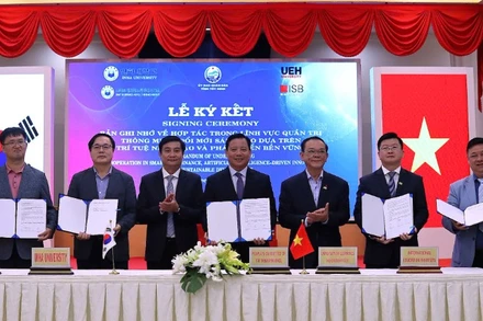 Lãnh đạo Ủy ban nhân dân tỉnh Tây Ninh ký kết với 3 đối tác trong lĩnh vực quản trị thông minh, đổi mới sáng tạo dựa trên trí tuệ nhân tạo và phát triển bền vững.