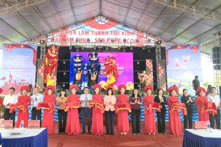 Lãnh đạo tỉnh tây ninh cùng các sở, ngành cắt băng khai mại hội chợ triển lãm.