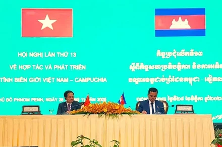 Phó Thủ tướng Chính phủ Việt Nam Bùi Thanh Sơn và Phó Thủ tướng Bộ trưởng Bộ Nội vụ Campuchia Sar Sokha, đồng chủ trì Hội nghị.