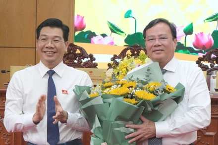 Chủ tịch Hội đồng nhân dân tỉnh Tây Ninh trao hoa chúc mừng đồng chí Lê Văn Hẳn làm Chủ tịch Ủy ban nhân dân tỉnh Tây Ninh.