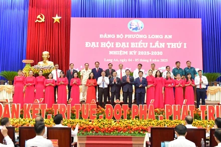 Ban Chấp hành Đảng bộ phường Long An ra mắt đại hội.