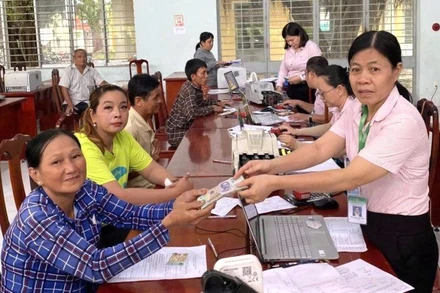 Ngân hàng chính sách xã hội Tây NInh giải ngân vốn tín dụng chính sách cho bà con phát triển sản xuất. (Ảnh NHCC)