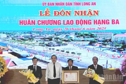 Lãnh đạo tỉnh Long An thừa ủy quyền của Chủ tịch nước trao Huân chương Lao động hạng Ba cho huyện Tân Trụ.