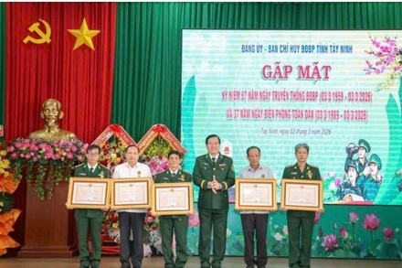 Các cá nhân gồm 13 sĩ quan biên phòng nhận Huân chương Bảo vệ Tổ quốc.