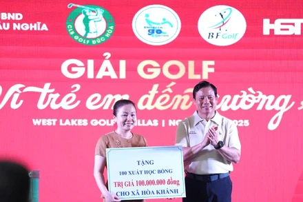 Lãnh đạo tỉnh Tây Ninh trao 100 suất học bổng cho xã Hòa Khánh, Tây Ninh.