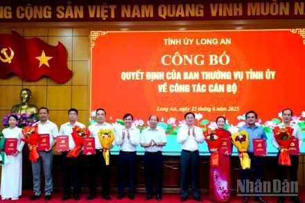 Bí thư Tỉnh ủy Nguyễn Văn Quyết trao 7 Quyết định của Ban Thường vụ Tỉnh ủy về việc điều động cán bộ.