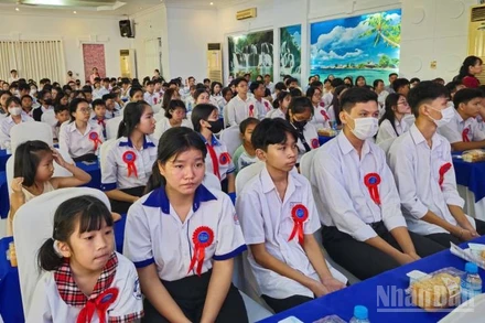 Con đoàn viên công đoàn vượt khó, học giỏi dự hội nghị tuyên dương.
