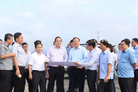 Chủ tịch Ủy ban nhân dân tỉnh Tây Ninh Lê Văn Hẳn ( thứ 4 bên phải) cùng đoàn công tác khảo sát các công trình trọng điểm.