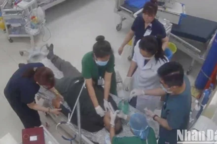 Ê-kíp Cấp cứu – Hồi sức tích cực, Bệnh viện đa khoa Vạn An đã nỗ lực hết mình cấp cứu bệnh nhân ngưng tim trước khi đưa đến bệnh viện đã có nhịp tim trở lại. 