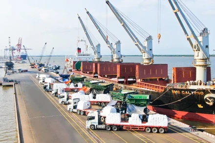 Hàng hóa xuất siêu qua các cảng khu vực phía nam đạt trên 18 tỷ USD.