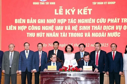 Lãnh đạo Tỉnh ủy và Tập đoàn CT Group chứng kiến hai bên ký kết biên bản hợp tác.