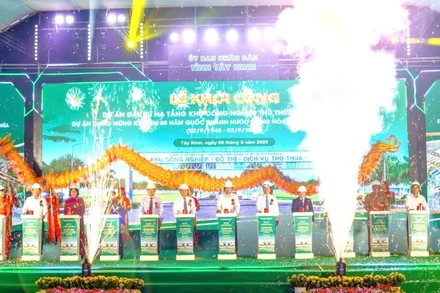 Lãnh đạo, nguyên lãnh đạo Trung ương và tỉnh qua các thời kỳ ấn nút khởi công khu công nghiệp.