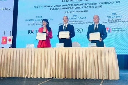 Ký kết thỏa thuận hợp tác tổ chức hai sự kiện triển lãm quy mô lớn trong lĩnh vực công nghiệp chế tạo và công nghiệp hỗ trợ. (Ảnh: KIM DUNG)