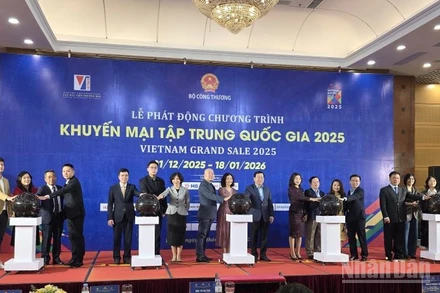 Các đại biểu thực hiện nghi thức phát động Chương trình “Khuyến mại tập trung quốc gia 2025 - Vietnam Grand Sale 2025”. (Ảnh: KIM DUNG)