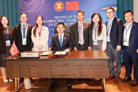 Ngay sau nghi lễ cấp cao, Bộ trưởng Công thương Nguyễn Hồng Diên đã thay mặt Chính phủ Việt Nam ký Nghị định thư. (Ảnh: BCT)