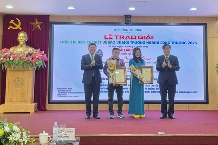Đồng chí Nguyễn Hồng Diên, Ủy viên Trung ương Đảng, Bí thư Đảng ủy, Bộ trưởng Công thương, Trưởng Ban chỉ đạo cuộc thi báo chí viết về bảo vệ môi trường ngành công thương năm 2025; đồng chí Phan Xuân Thủy - Phó Trưởng Ban Tuyên giáo và Dân vận Trung ương trao Giải Đặc biệt cho các tác giả đoạt giải. (Ảnh: KIM DUNG)