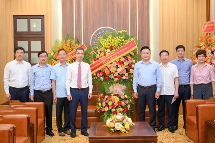 Đồng chí Tổng Bí Thư Tô Lâm đã gửi lẵng hoa chúc mừng Báo Nhân Dân. Lẵng hoa của Tổng Bí thư là biểu tượng của niềm tin và kỳ vọng vào Báo Nhân Dân – cơ quan ngôn luận của Đảng, tiếng nói của lòng dân. 