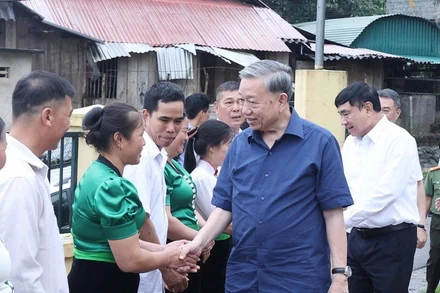 Tổng Bí Thư Tô Lâm với người dân và cán bộ bản Tân Lập, xã Si Pa Phìn, tỉnh Điện Biên. (Ảnh: Thống Nhất - TTXVN)