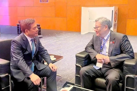 Bộ trưởng Nguyễn Hồng Diên gặp gỡ và có buổi làm việc với Bộ trưởng Thương mại Trung Quốc Vương Văn Đào bên lề Hội nghị Cấp cao ASEAN lần thứ 47. (Ảnh: BCT)