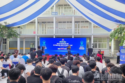 Lễ phát động Cuộc thi “Tìm hiểu pháp luật về sử dụng năng lượng tiết kiệm và hiệu quả”. (Ảnh: KIM DUNG)