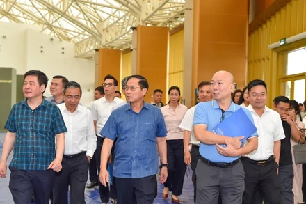 Phó Thủ tướng Chính phủ Bùi Thanh Sơn - Trưởng Ban chỉ đạo Hội chợ Mùa Thu 2025 và Bộ trưởng Bộ Công Thương Nguyễn Hồng Diên - Phó Trưởng Ban chỉ đạo Hội chợ Mùa Thu 2025 và các đồng chí lãnh đạo bộ, ngành kiểm tra công tác triển khai tổ chức Hội chợ Mùa Thu 2025 trong chiều 19/10.