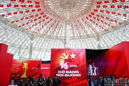 Triển lãm “95 năm Cờ Đảng soi đường”. (Ảnh: THÀNH ĐẠT)