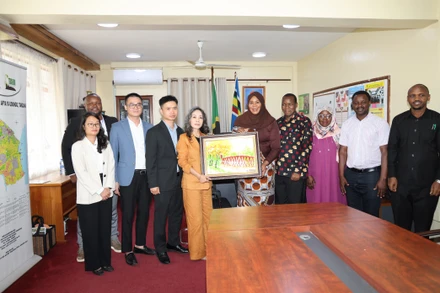 Đoàn làm việc với Tỉnh trưởng Tanga.