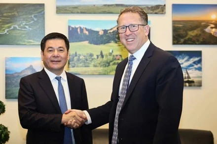 Bộ trưởng Công thương Nguyễn Hồng Diên và Hạ nghị sĩ Adrian Smith (bang Nebraska, Đảng Cộng hòa). (Ảnh: NGUYÊN MINH)